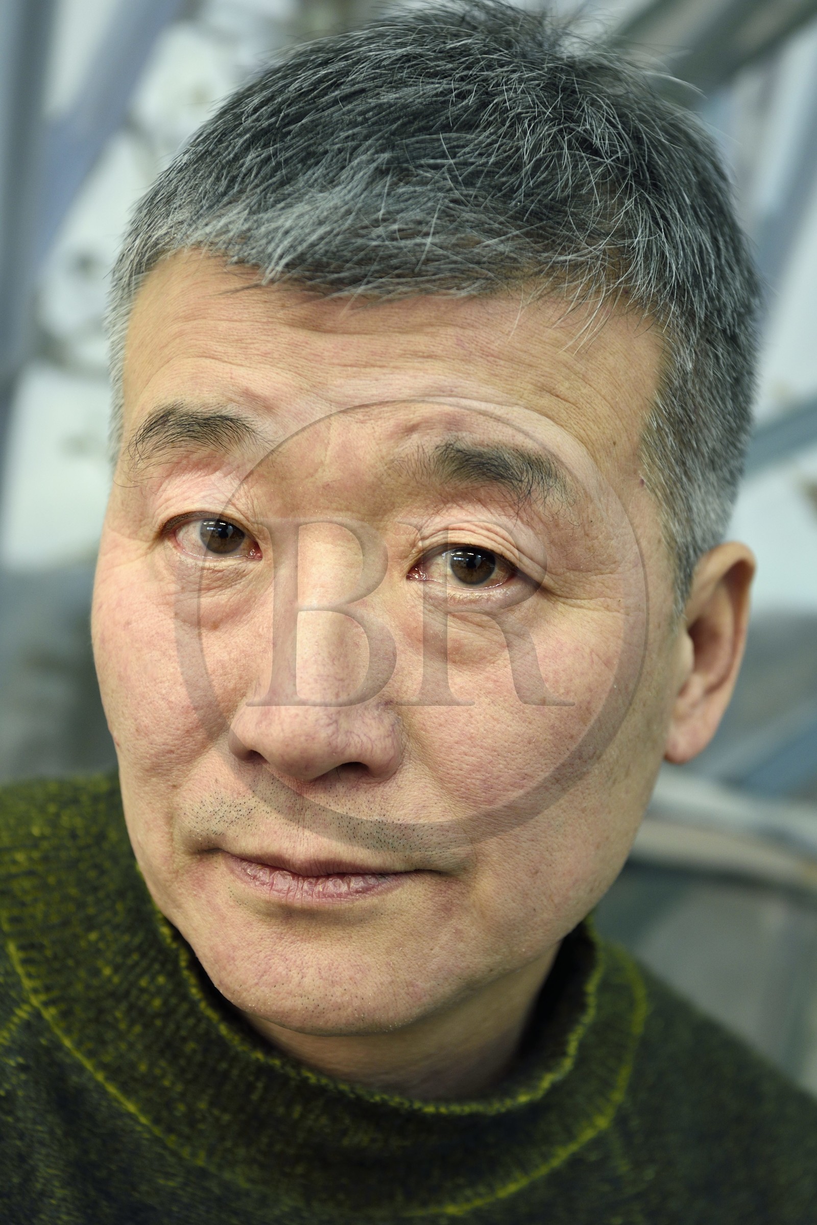 France, l'artiste peintre Xiao Fan Ru dans son atelier des Lilas près de Paris