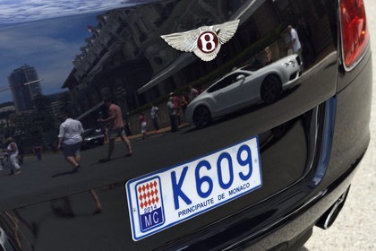 Principauté de Monaco, Monaco, Monte-Carlo, l'Hotel de Paris se reflète dans la carrosserie d'une Bentley