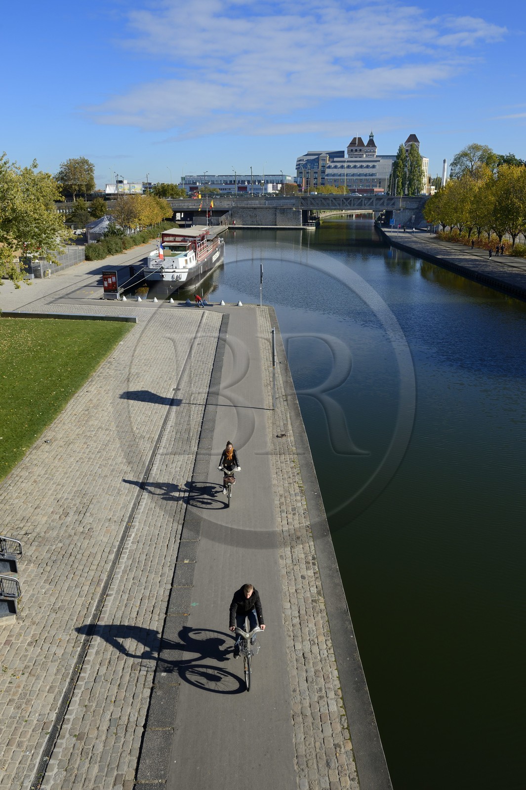 France, Paris (75), le canal de l'Ourcq dans le parc de la Villette et les anciens Grands Moulins de Pantin créées en 1884 réhabilités pour y réaliser un ensemble immobilier de bureauxen arrière plan