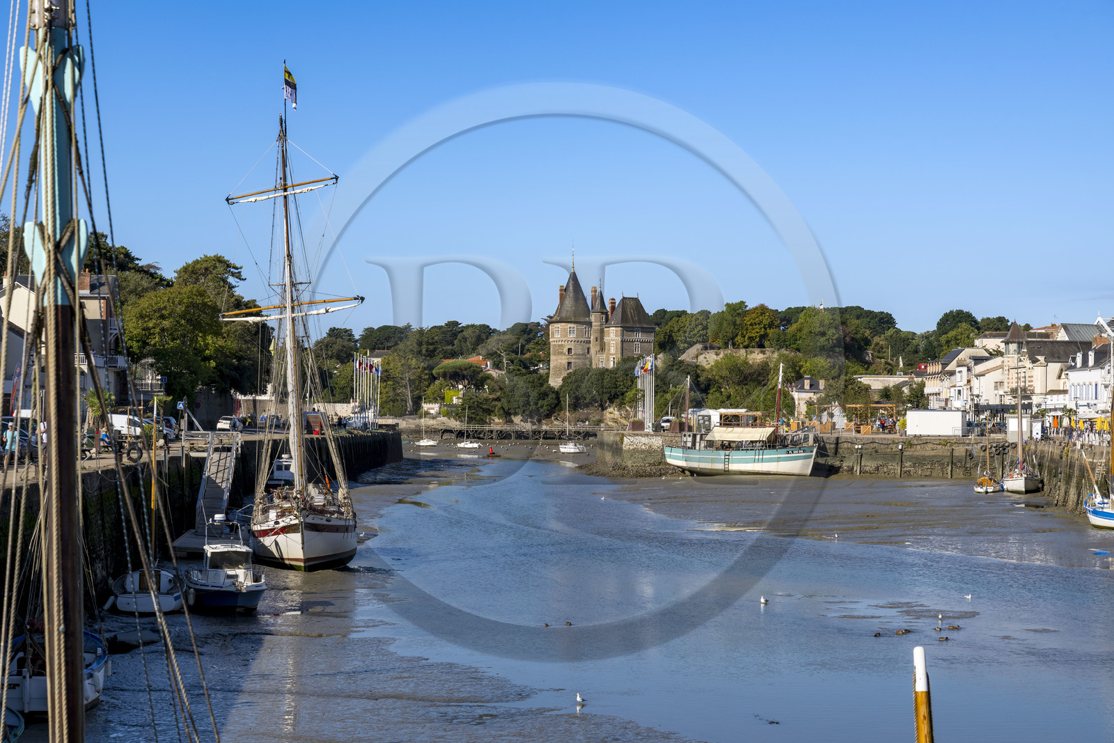 France, Loire-Atlantique (44), Pornic, le port à marée basse et le château en arrière plan