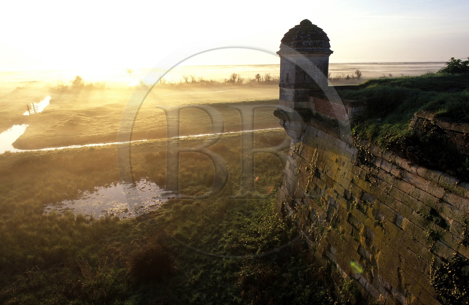 France, Charente-Maritime (17), lever de soleil sur le fort de Brouages
