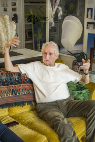 France, Paris (75), l'artiste plasticien Jean-Pierre Raynaud dans son appartement atelier