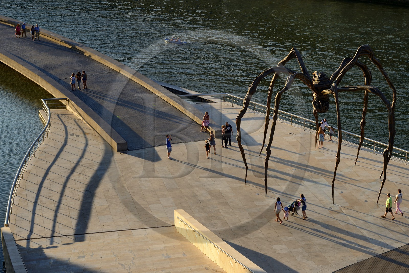 Espagne, Biscaye, Pays Basque espagnol, Bilbao, le musée Guggenheim de l'architecte Frank Gehry et la sculpture en forme d' Araignée de Louise Bourgeois intitulée Maman