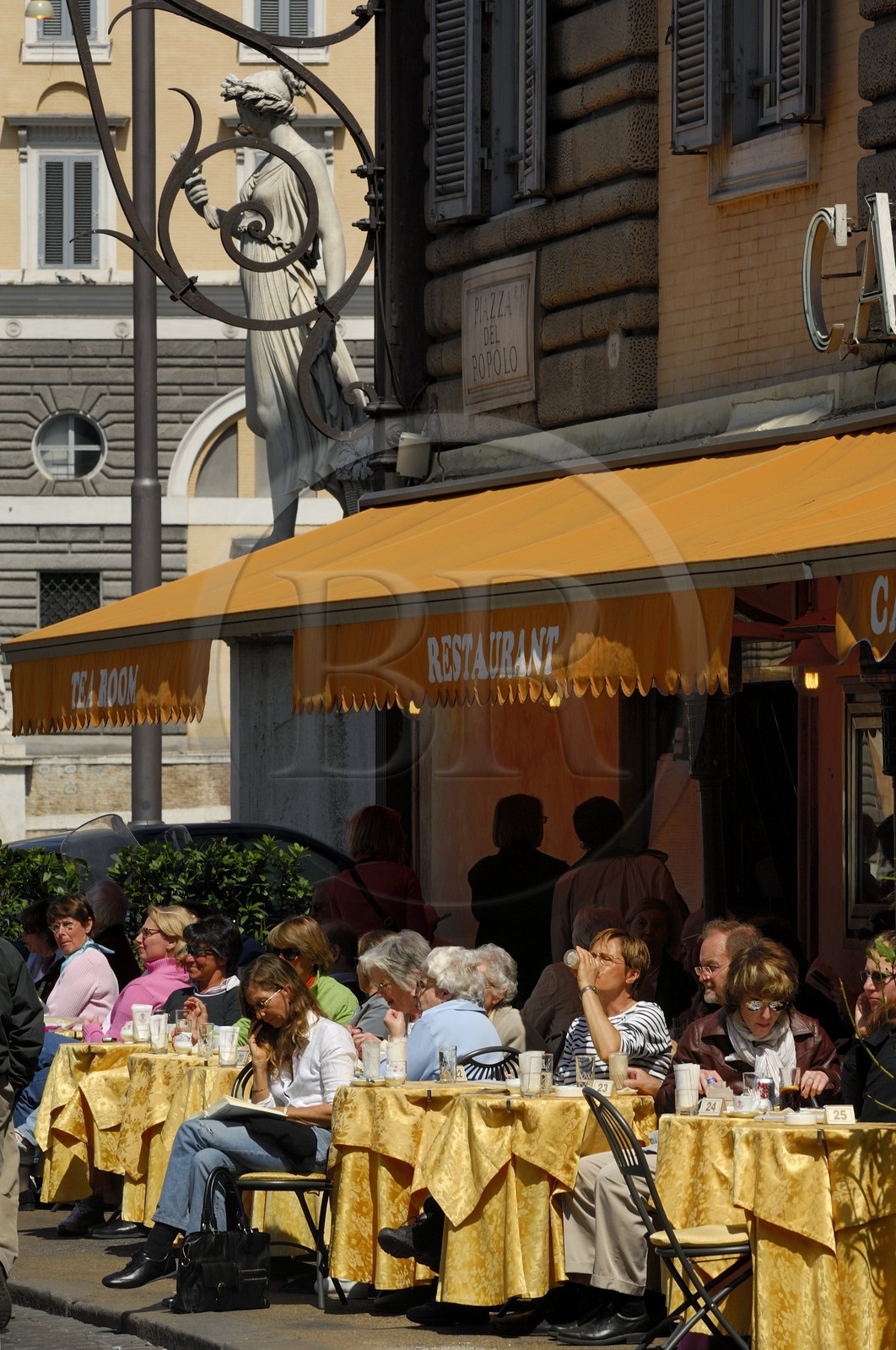 Italie, Latium, Rome, centre historique classé Patrimoine Mondial de l'UNESCO, terrasse de restaurant piazza del Popolo
