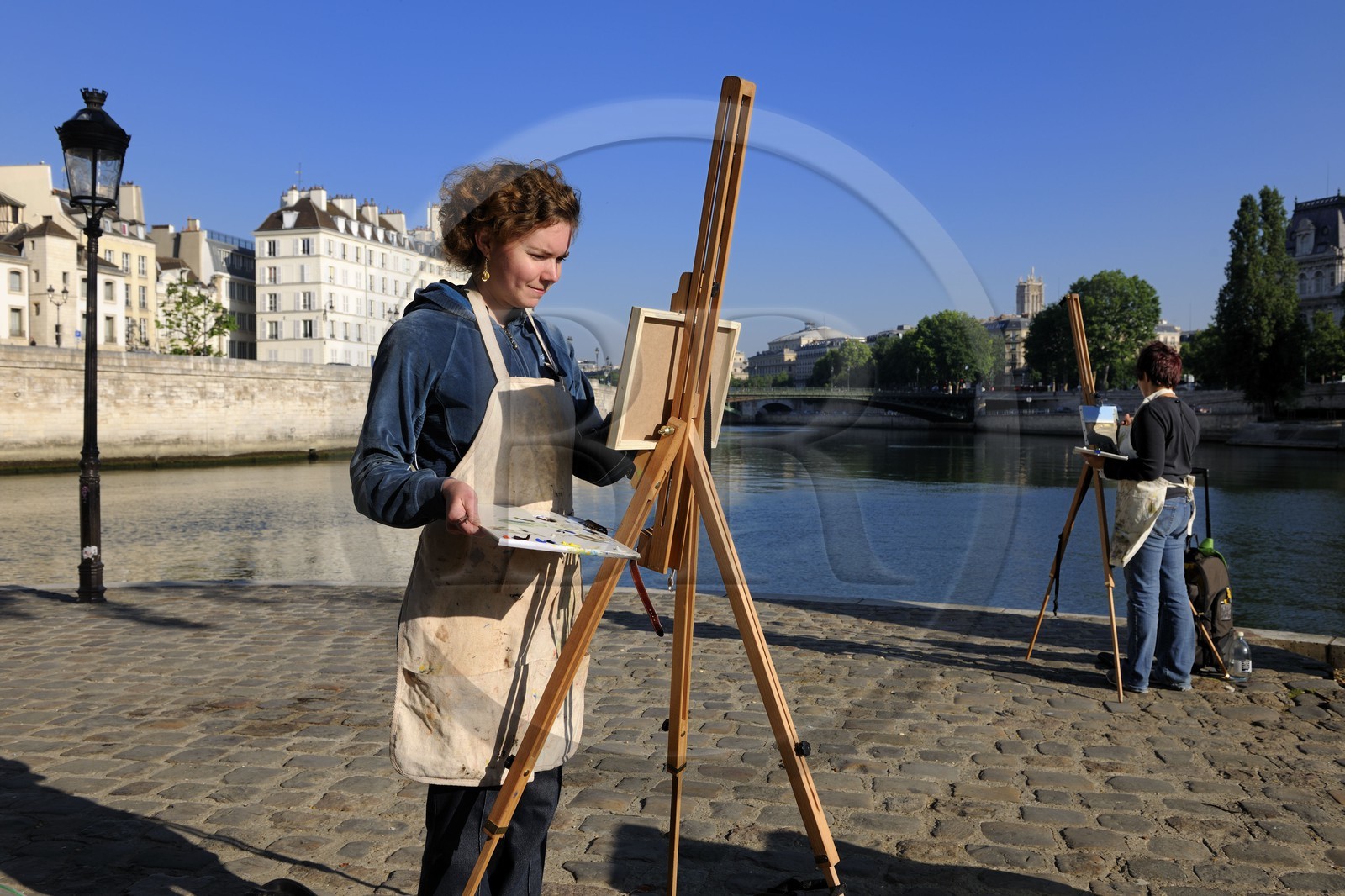 France, Paris (75), île Saint Louis, scéance de peinture face à l'île de la Cité
