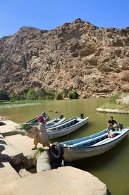 Sultanate of Oman, Ash Sharqiyah region, Bimmah, a peasant crosses the Wadi ash Shab