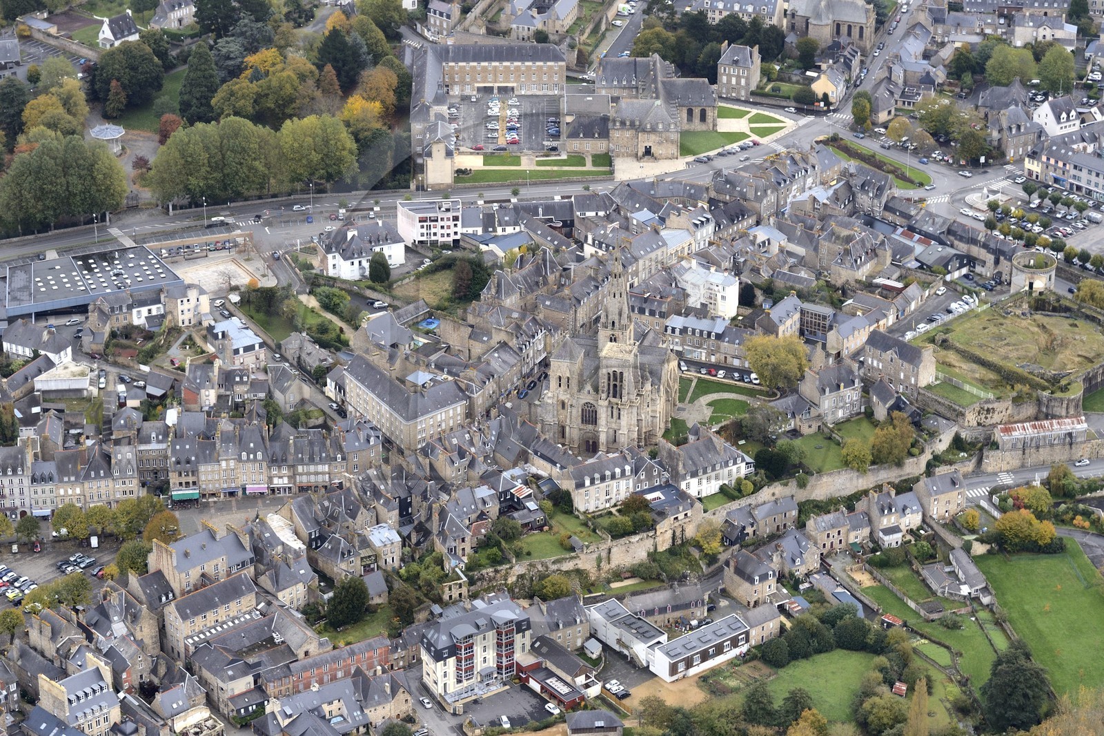 France, Côtes-d'Armor (22), Guingamp, le centre ville et la basilique Notre-Dame de Bon-Secours (vue aérienne)