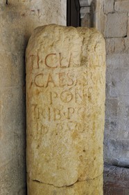 France, Var (83), Provence Verte, Saint-Maximin-la-Sainte-Baume, Basilique Sainte-Marie-Madeleine, borne milliaire romaine de la Via Domitia dans le cloire