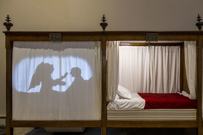 France, Côte-d'Or (21), Beaune, zone classée Patrimoine Mondial de l'UNESCO, Hospices de Beaune, l'Hôtel-Dieu, la Grande salle des Pôvres et ses lits à rideaux