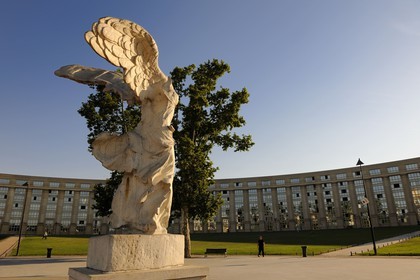 France, Hérault (34), Montpellier, quartier Antigone, Esplanade de l' Europe de l' architecte Ricardo Bofill et la réplique de la Victoire de Samothrace