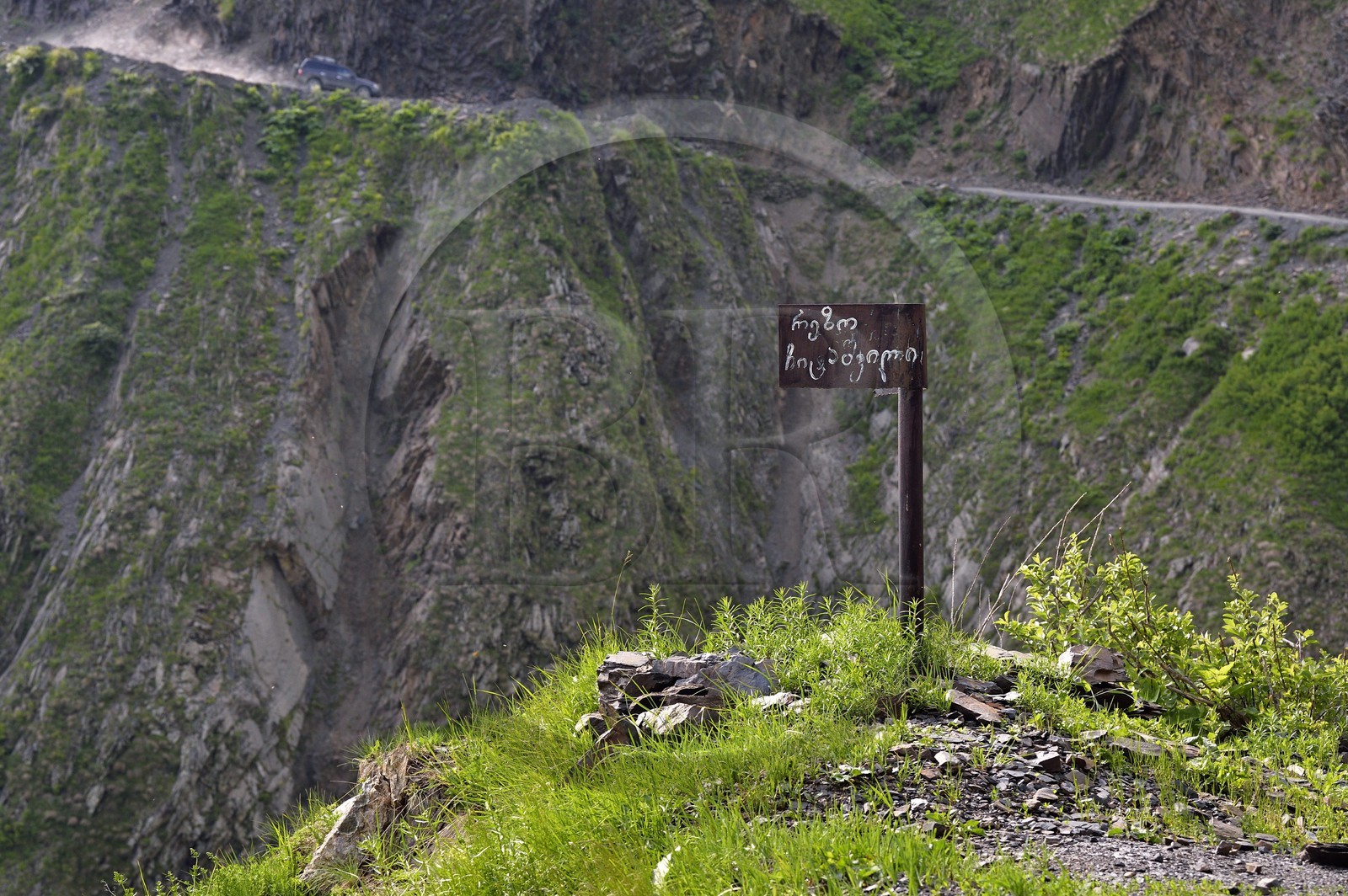 Géorgie, Kakheti, region de Touchétie, la très spectaculaire piste qui relie Telavi à Omalo en passant par le Col d'Abano à 2826 mètres, mémorial à des victimes mortes sur cette route très dangereuse