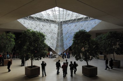France, Paris (75), Carrousel du Louvre, Pyramide inversée par l'architecte Ieoh Ming Pei