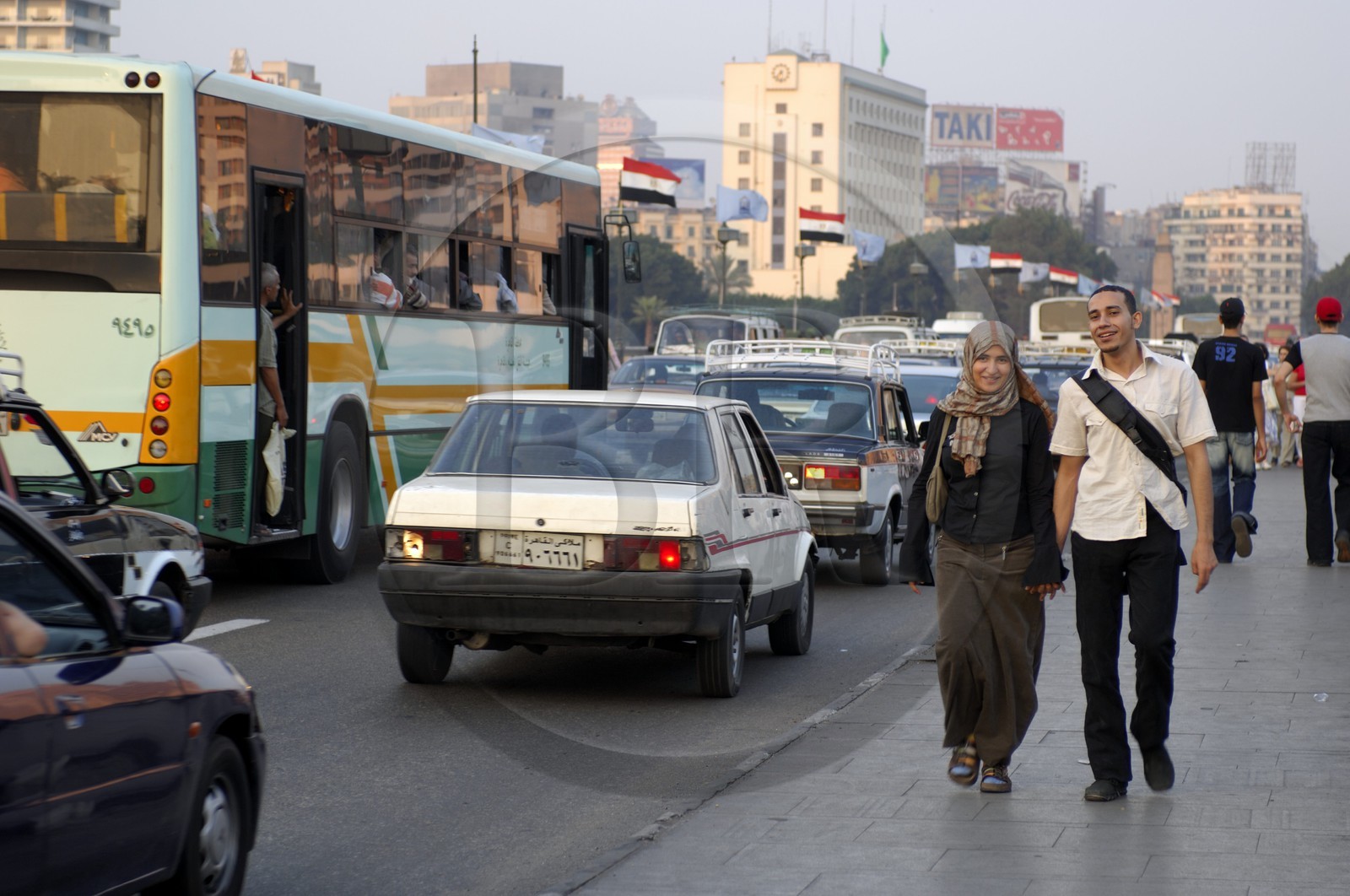 Egypte, Le Caire, couple d'amoureux dans la rue