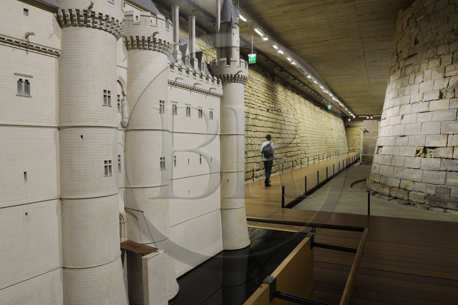 France, Paris (75), maquette du Louvre médiéval présentée dans les vestiges des fossés du Louvre de Philippe Auguste et de Charles V