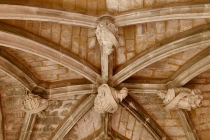 France, Dordogne (24), Périgord Noir, Le Buisson-de-Cadouin, abbaye de Cadouin, étape sur le chemin de Compostelle, site classé Patrimoine Mondial de l'UNESCO, le cloitre du XVe siècle, clefs de voute