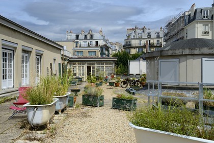 Paris (75), Cité Véron au 94 Bd de Clichy, appartement de Jacques Prévert à gauche et de Boris Vian au fond sur le toit terrasse du Moulin Rouge