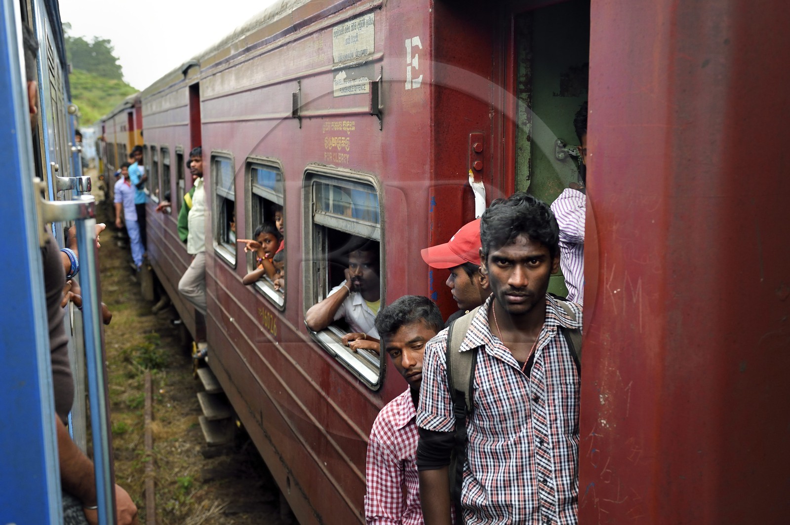 Sri Lanka, Province du Centre, trajet en train dans la région montagneuse de la culture du thé entre Hatton et Badulla, gare rurale de Great Western, passagers accrochés aux portières