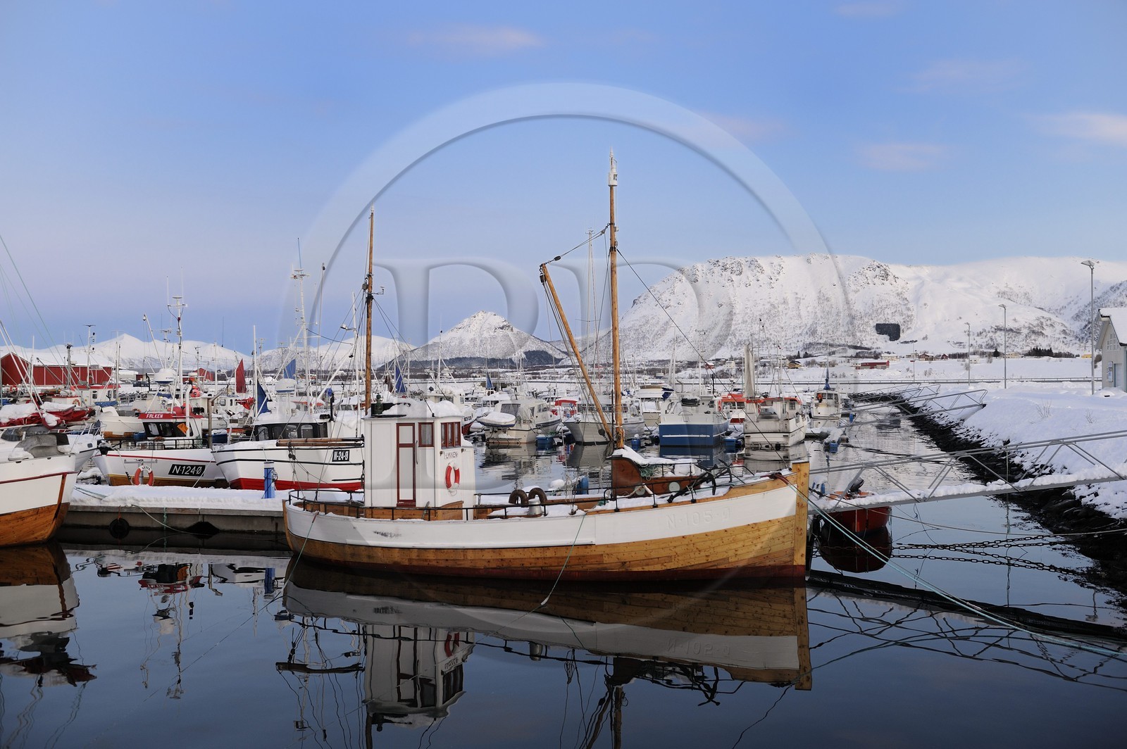 Norvège, Nordland, iles des Westeralen, port de Myre à la nuit tombante