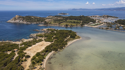 France, Var (83), Six-Fours-les-Plages,  Ile du Grand Gaou au premier plan, le détroit du Grand Gaou et Ile des Embiez puis Ile du Grand Rouveau en arrière plan (vue aérienne)