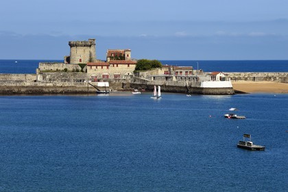 France, Pyrénées-Atlantiques (64), la côte du Pays-Basque, Ciboure, le fort de Socoa construit sous Louis XIII remanié par Vauban dans la baie de Saint-Jean-de-Luz