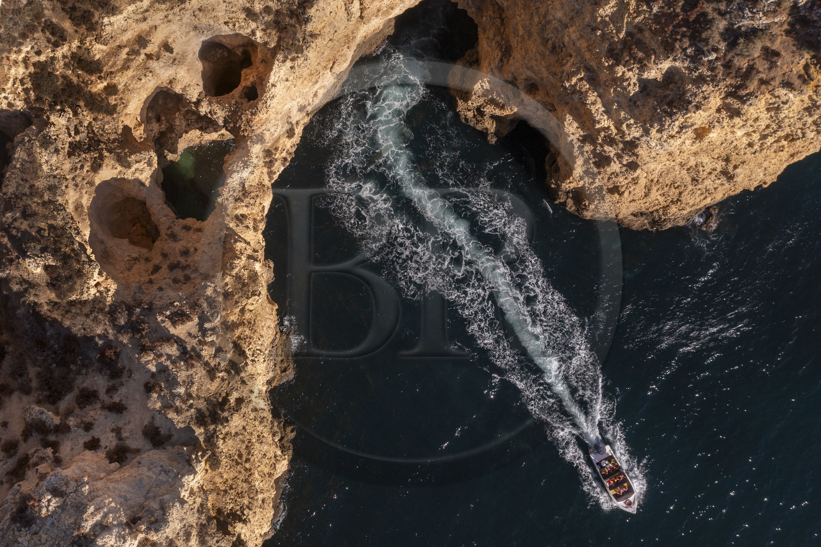 Portugal, Algarve, Lagos, découverte en bateau des grottes dans les falaises escarpées de la Ponta da Piedade (vue aérienne)