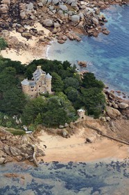 France, Côtes-d'Armor (22), Côte de Granit Rose, Trégastel, château et ile de Costaérès (vue aérienne)
