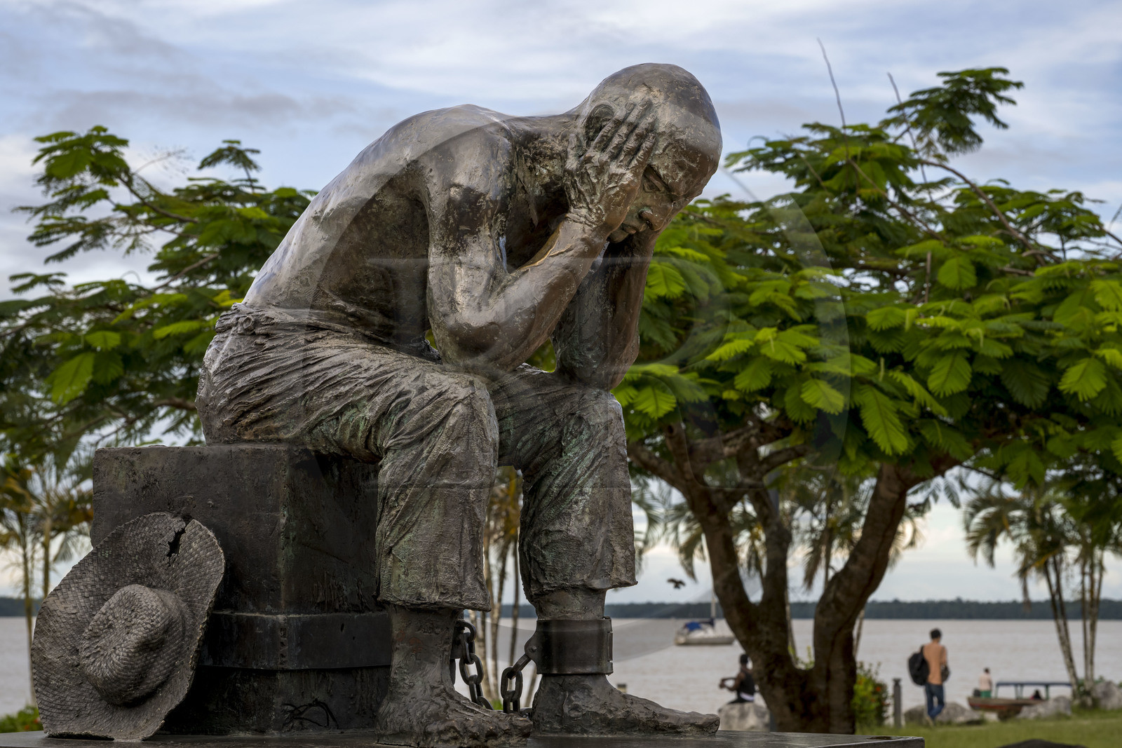France, Guyane, Saint-Laurent-du-Maroni, esplanade Laurent Baudin, statue en bronze La Peine du Bagnard créée par le sculpteur Bertrand Piéchaud en 1993
