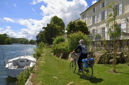 France, Charente-Maritime, Saintonge, Port-d'Envaux, cyclist traveling along the Flow Vélo cycle route along the Charente river