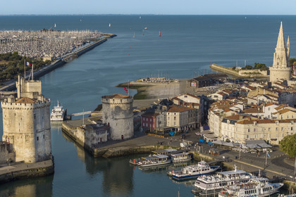France, Charente-Maritime (17), La Rochelle, la Tour Saint-Nicolas à gauche et la Tour de la Chaîne à droite protègent l'entrée du Vieux Port, la tour de la Lanterne en arrière plan (vue aérienne)