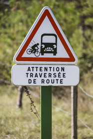 France, Hérault (34), les Causses et les Cévennes, paysage culturel de l'agro-pastoralisme méditerranéen inscrit au Patrimoine Mondial de l'UNESCO, Saint-Privat, panneau signalétique pour cycliste Attention traversée de route