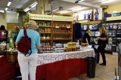 Israel, district Nord, Galilée, Tibériade, Yardenit site de baptêmes sur le Jourdain, supermarché de produits religieux
