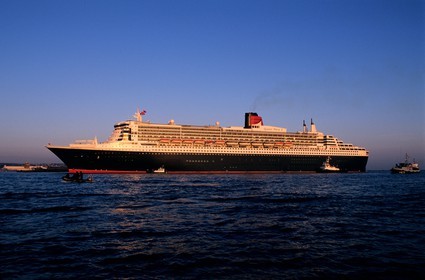 France, Manche (50), Cotentin, rade de Cherbourg, arrivée du Queen Mary II