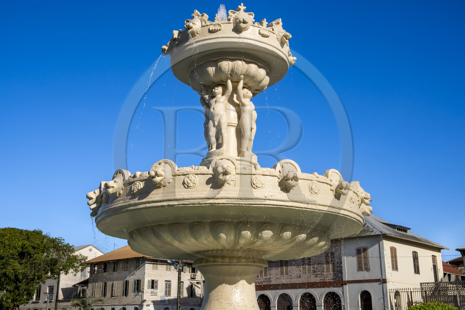 France, Guyane, Cayenne, place de Grenoble, fontaine devant l'Hotel de préfecture de la Guyane