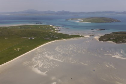 Royaume-Uni, Ecosse, Hébrides extérieures, Ile de Barra, plage à marée basse de la côte Nord qui est aussi la piste de l'aéroport de Barra (vue aérienne)