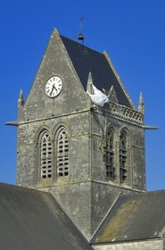 France, Manche (50), Sainte-Mère-Eglise, effigie du parachutiste américain qui resta coincé lors de l'attaque du débarquement