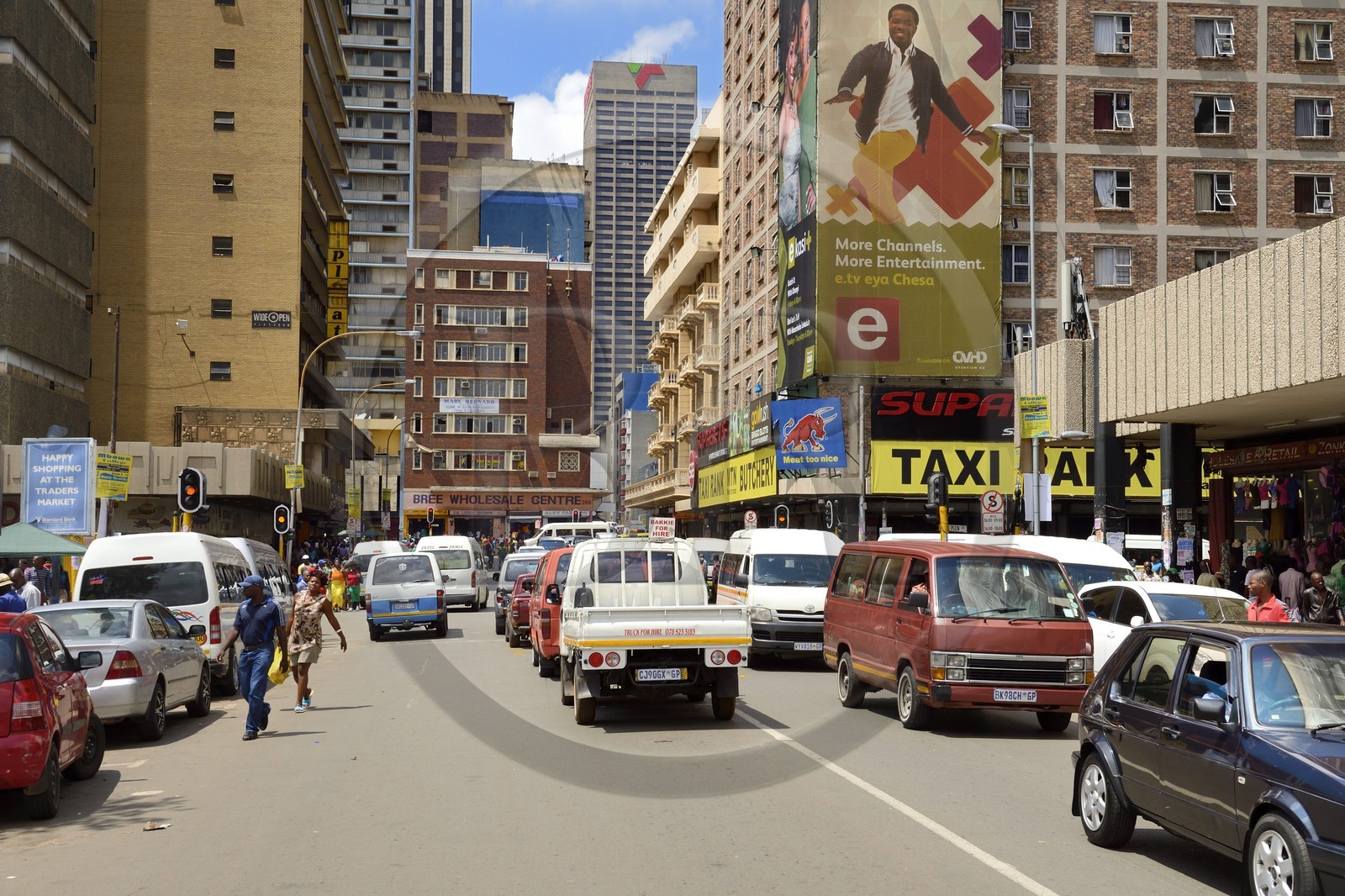 Afrique du Sud, province de Gauteng, Johannesburg, CBD (Central Business District), de nombreux taxi (mini bus) se croisent dans Klein street