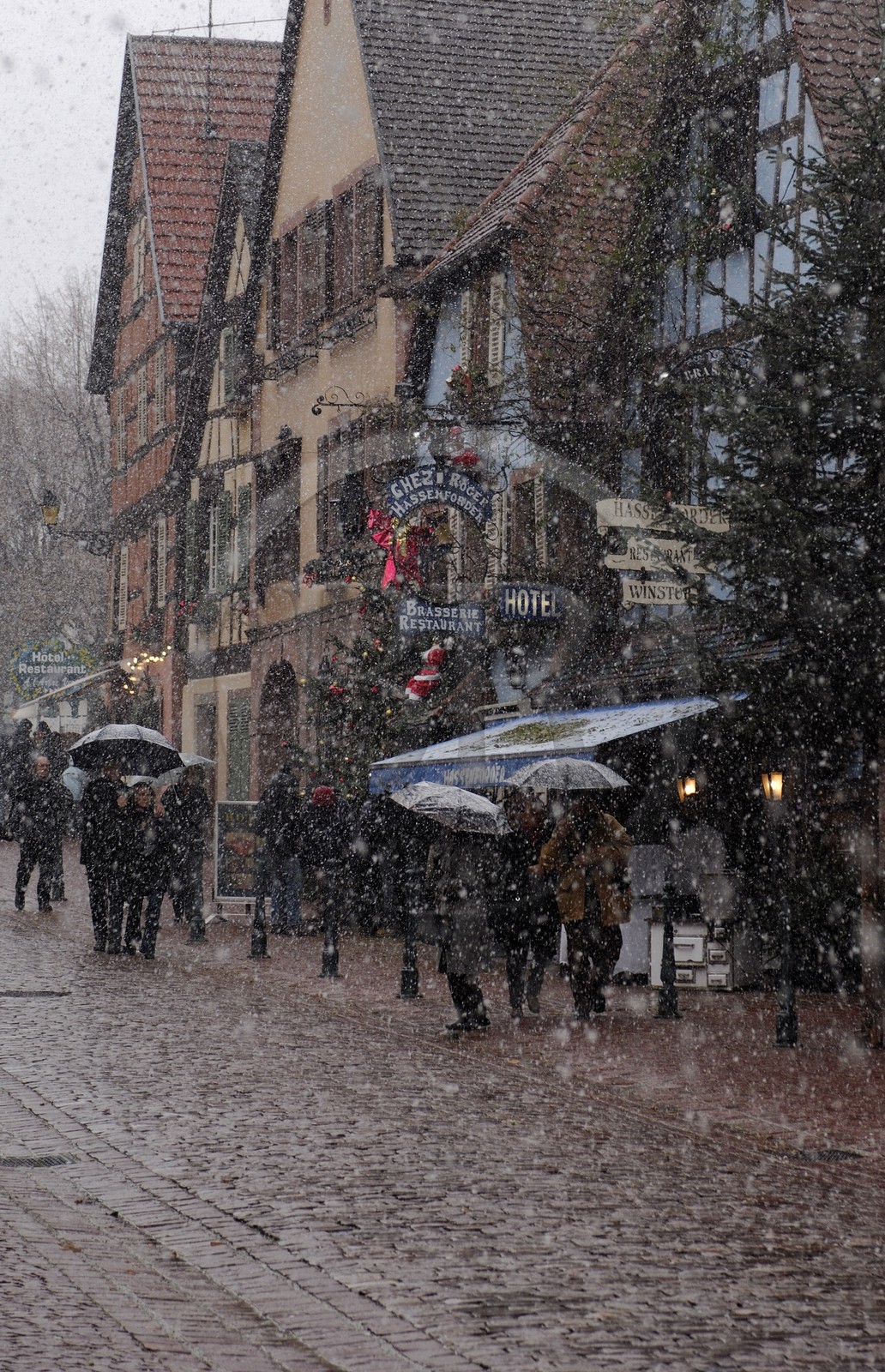 France, Haut Rhin (68), Kaysersberg a Noel, la rue du general De Gaule sous la neige
