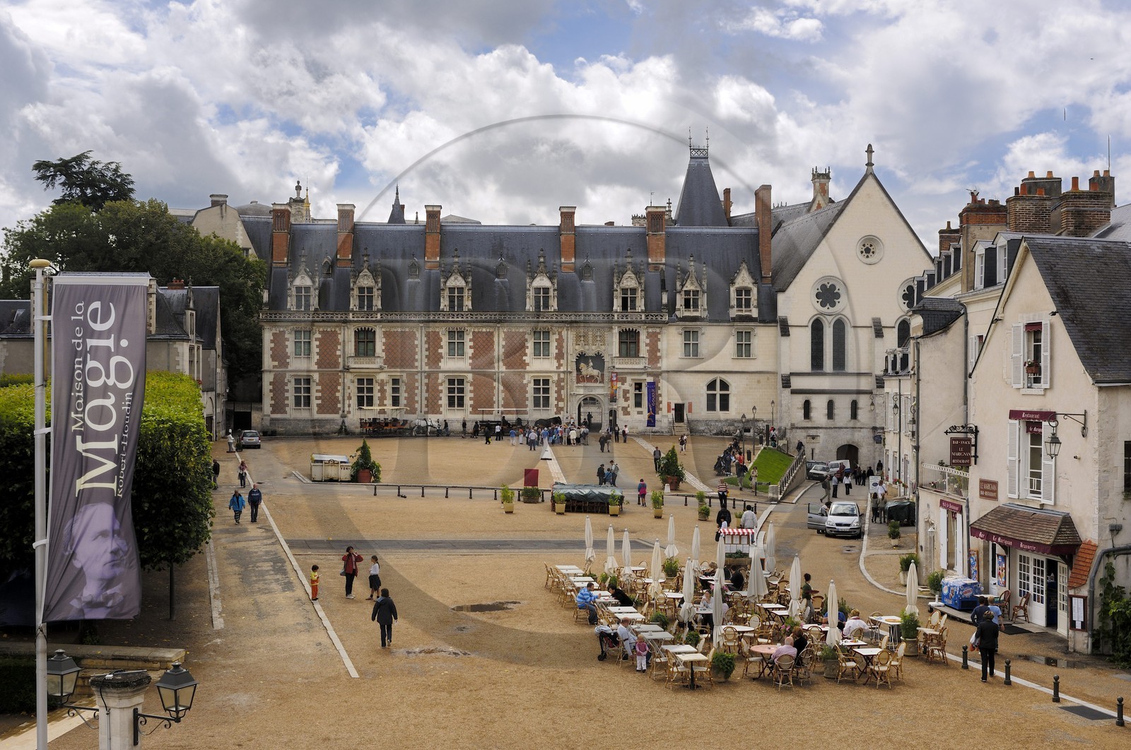 France, Loir-et-Cher (41), vallée de la Loire classée au Patrimoine Mondial de l'UNESCO, château de Blois, façade de l'aile Louis XII
