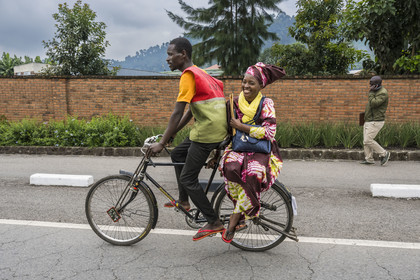 Rwanda, Province du Nord, Musanze (anciennement nommée Ruhengeri), vélo taxi avec sa passagère, il est principalement utilisé pour les petits déplacements