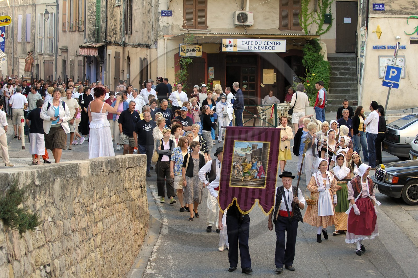 France, Var (83), la Provence Verte, Bras, la Bravade, procession de Saint-Etienne en costumes provençaux traditionnels