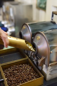 Panama, Chiriqui province, Boquete, Coffee Plantation Finca Lerida, roasting coffee beans