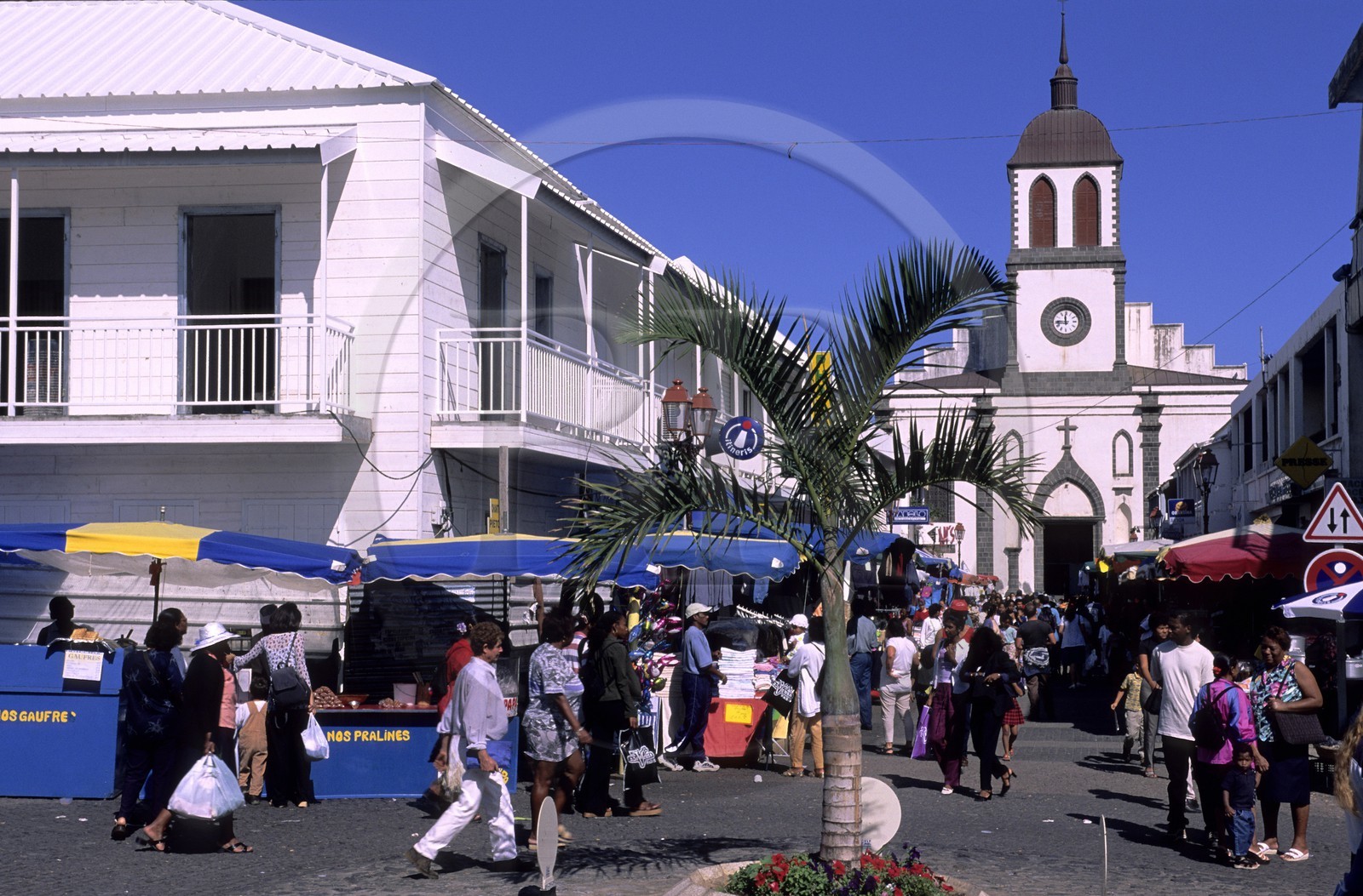 France, île de la Réunion, jour de marché dans la rue principale de Saint-Louis