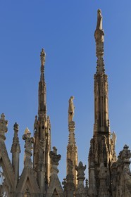 Italie, Lombardie, Milan, le Duomo dans le centre historique, cathédrale de style gothique flamboyant, les flèches surmontées de statues