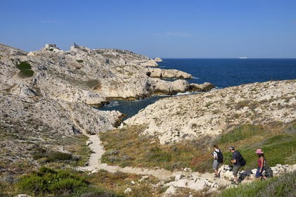 France, Bouches-du-Rhône (13), Marseille, Parc National des Calanques, Archipel des Iles du Frioul, Ile de Pomègues, randonneurs sur un sentier et la tour de Pomeguet construite en 1860 en arrière plan