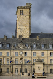 France, Côte-d'Or (21), Dijon, zone classée Patrimoine Mondial de l'UNESCO, palais des Ducs de Bourgogne sur la place de la Libération surmonté par la tour Philippe Le Bon