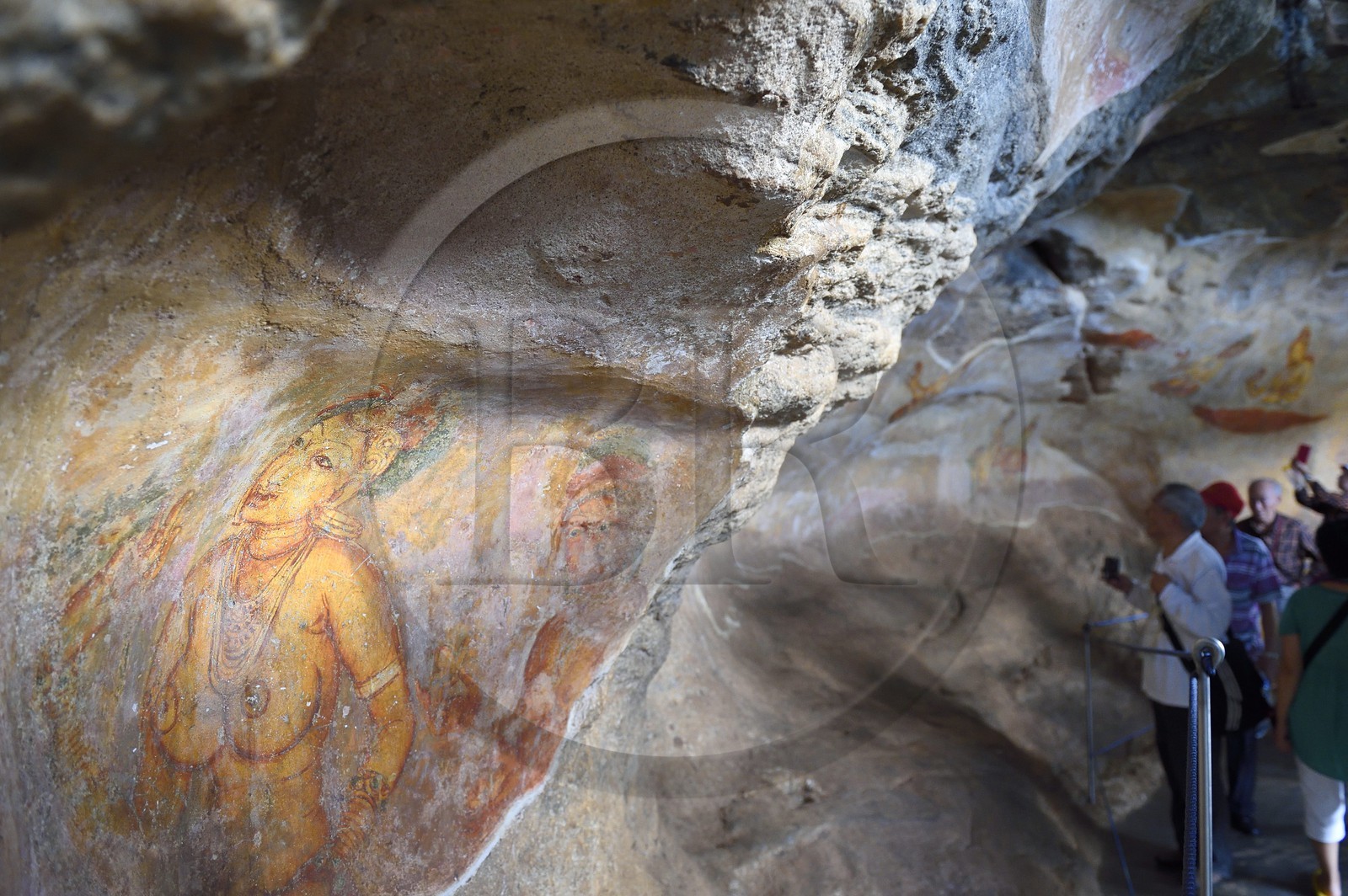 Sri Lanka, province centrale, district de Matale, Sigiriya, ville ancienne de Sigiriya classée patrimoine mondial de l'UNESCO, Rocher du Lion, grotte abritant les fresques peintes appelées Les Demoiselles de Sigiriya