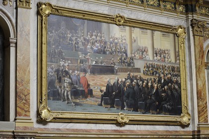 France, Yvelines (78), château de Versailles, classé Patrimoine Mondial de l'UNESCO, aile du Midi, hémicycle du congrès du parlement, tableau (copie de Bassot en 1893 d'après Couder) illustrant la séance d'ouverture des Etats généraux dans la salle des Menus Plaisirs à Versailles, le 5 mai 1789 avec les trois ordres réunis, écoutant le discours de Necker, Ministre des Finances de Louis XVI