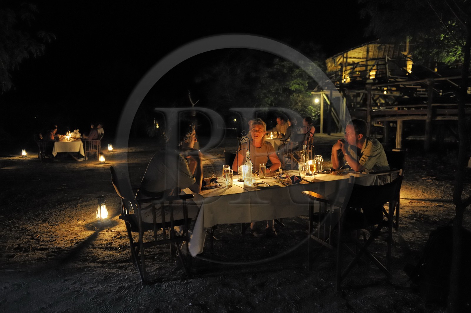 Tanzanie, Reserve de gibier de Selous une des plus grandes zones protégées au monde et inscrite sur la liste du patrimoine mondial de l’Unesco depuis 1982, le très exclusif Selous Camp, diner en extérieur de nuit