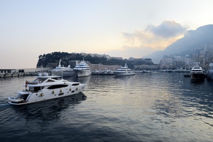 Principauté de Monaco, Monaco, port Hercule et Le Rocher en arrière plan