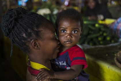 Rwanda, Province du Nord, Musanze (anciennement nommée Ruhengeri), le marché central, mère et enfant